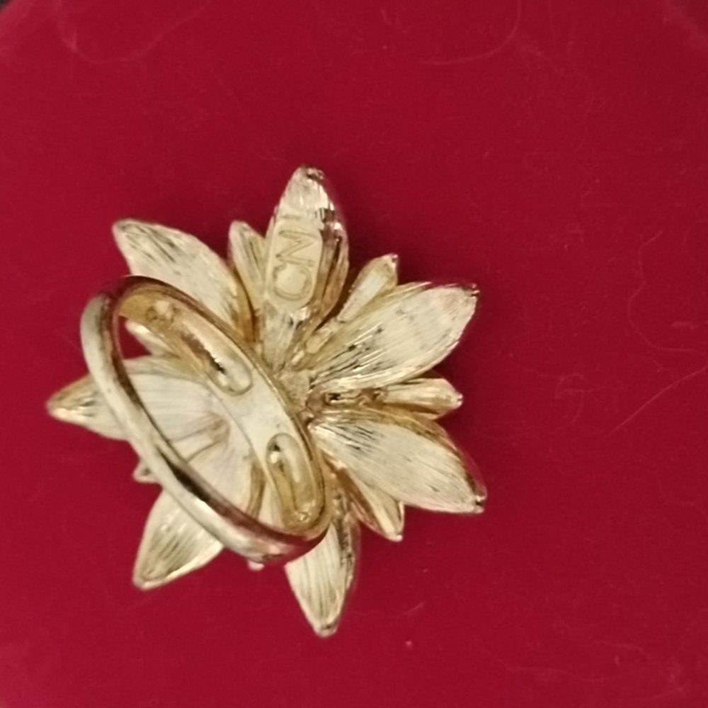 Niecy Nash Yellow Flower Ring with Crystal Accent, Goldtone Size 6 - Picture 3 of 8